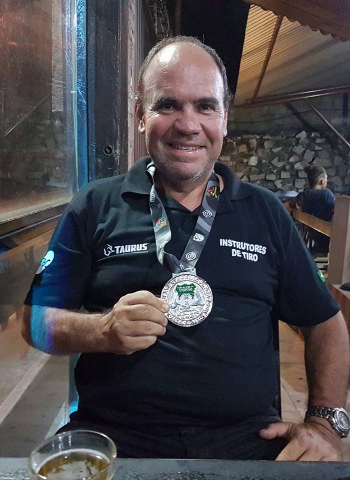 marcelo-com-medalha-da-etapa-do-estadual-de-ipsc_5b1039a44de81